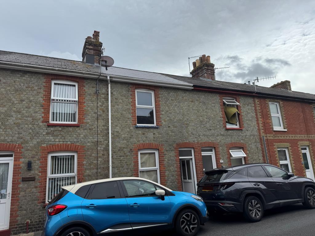 Lot: 133 - FREEHOLD TOWN CENTRE HOUSE FOR IMPROVEMENT - Front elevation